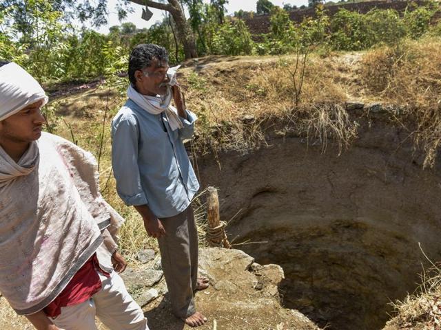 The son and husband of Chabubai Khamkar, who fell into the 40-ft well in Beed and lost her life.(Satish Bate/HT)