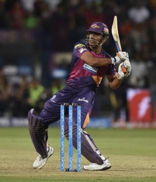 MS Dhoni’s big hits in the last over helped Rising Pune Supergiants post 160. (Anshuman Poyrekar/HT Photo) MS Dhoni’s big hits in the last over helped Rising Pune Supergiants post 160. (Anshuman Poyrekar/HT Photo)