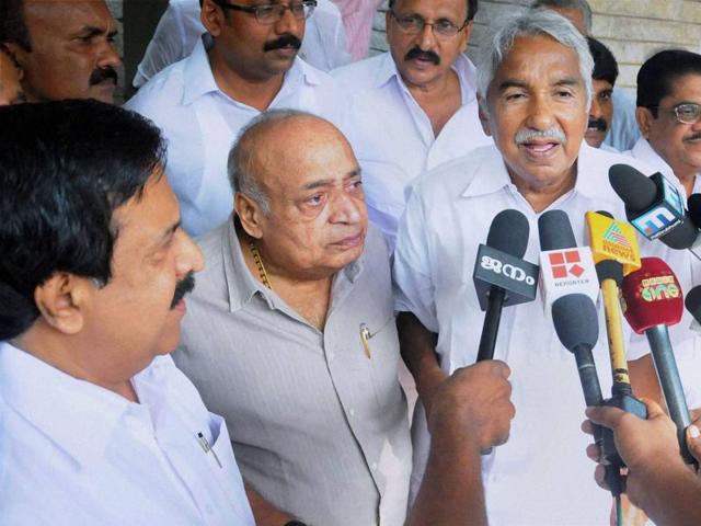 Kerala CM Oommen Chandy, home minister Ramesh Chennithala and KPCC president VM Sudeeran with Janata Dal (United) president MP Veerendrakumar at his residence, in Kozhikode.(PTI) Kerala CM Oommen Chandy, home minister Ramesh Chennithala and KPCC president VM Sudeeran with Janata Dal (United) president MP Veerendrakumar at his residence, in Kozhikode.(PTI)