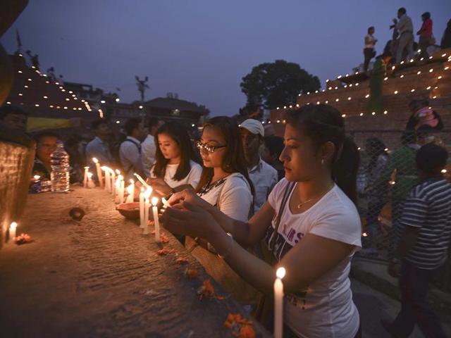 Nepalese women pay tribute to the quake victims at Basantapur Durbar Square in Kathmandu. (Raj K Raj/Hindustan Times) 