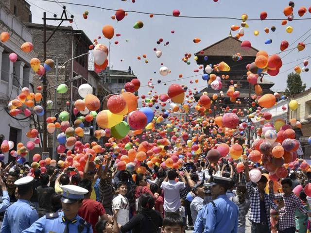People people fly balloons in memory of the earthquake victims. (Raj K Raj/Hindustan Times) 