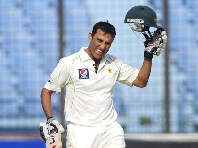 Pakistani batsman Younis Khan raises his helmet to acknowledge the crowd after scoring a century in a Test match against Bangladesh.(AFP) Pakistani batsman Younis Khan raises his helmet to acknowledge the crowd after scoring a century in a Test match against Bangladesh.(AFP)