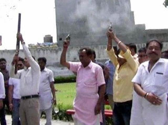 Shiv Sena leaders firing in the air during cremation of Durga Prasad Gupta in Khanna on Monday.(HT File Photo) Shiv Sena leaders firing in the air during cremation of Durga Prasad Gupta in Khanna on Monday.(HT File Photo)