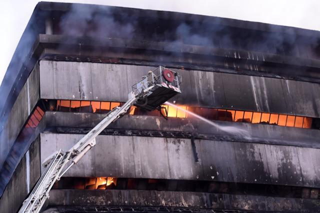 Two fire officials were seriously injured while trying to contain the blaze which broke out around 1.45am. (Arvind Yadav/ HT Photo) Two fire officials were seriously injured while trying to contain the blaze which broke out around 1.45am. (Arvind Yadav/ HT Photo)