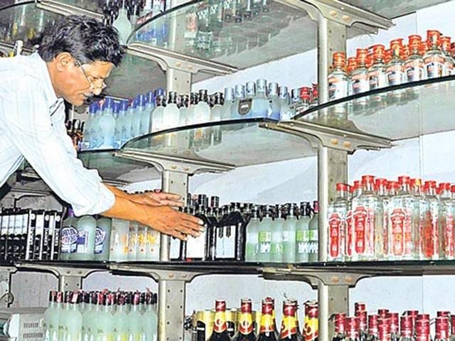 Bihar turned into a dry state from April 1. Under the amended Bihar Excise Act, sale, consumption and even offering liquor to anyone is considered an offence, punishable by imprisonment from 10 years to life and a fine ranging between Rs 1 lakh and Rs 10 lakh. (HT File Photo) Bihar turned into a dry state from April 1. Under the amended Bihar Excise Act, sale, consumption and even offering liquor to anyone is considered an offence, punishable by imprisonment from 10 years to life and a fine ranging between Rs 1 lakh and Rs 10 lakh. (HT File Photo)