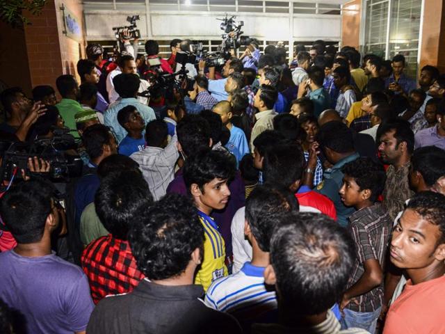 Bangladeshi journalists and onlookers gather in front of an apartment in Dhaka where a leading gay rights activist was allegedly hacked to death. The teachers’ convictions come as concern mounts over Islamist extremism in conservative Bangladesh, which is reeling after a spate of murders of minorities and secular activists. (AFP Photo) Bangladeshi journalists and onlookers gather in front of an apartment in Dhaka where a leading gay rights activist was allegedly hacked to death. The teachers’ convictions come as concern mounts over Islamist extremism in conservative Bangladesh, which is reeling after a spate of murders of minorities and secular activists. (AFP Photo)
