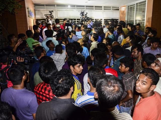 Bangladeshi journalists and onlookers gather in front of an apartment in Dhaka on April 25, 2016. (AFP) Bangladeshi journalists and onlookers gather in front of an apartment in Dhaka on April 25, 2016. (AFP)