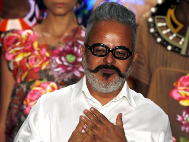Brazilian designer Ronaldo Fraga, whose work garnered much applause, at the end of his collection presentation during the Sao Paulo Fashion Week. (REUTERS) Brazilian designer Ronaldo Fraga, whose work garnered much applause, at the end of his collection presentation during the Sao Paulo Fashion Week. (REUTERS)