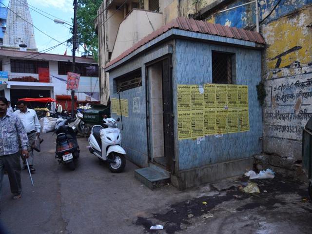A reeking public toilet in Bhopal’s Peergate area. (Mujeeb Faruqui/ HT photo) A reeking public toilet in Bhopal’s Peergate area. (Mujeeb Faruqui/ HT photo)