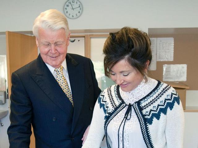 This file photo taken on June 30, 2012 shows Icelandic President Olafur Ragnar Grimsson (L) and his wife Dorrit Moussaieff casting their votes in presidential elections in Reykjavik, Iceland (AFP Photo) This file photo taken on June 30, 2012 shows Icelandic President Olafur Ragnar Grimsson (L) and his wife Dorrit Moussaieff casting their votes in presidential elections in Reykjavik, Iceland (AFP Photo)