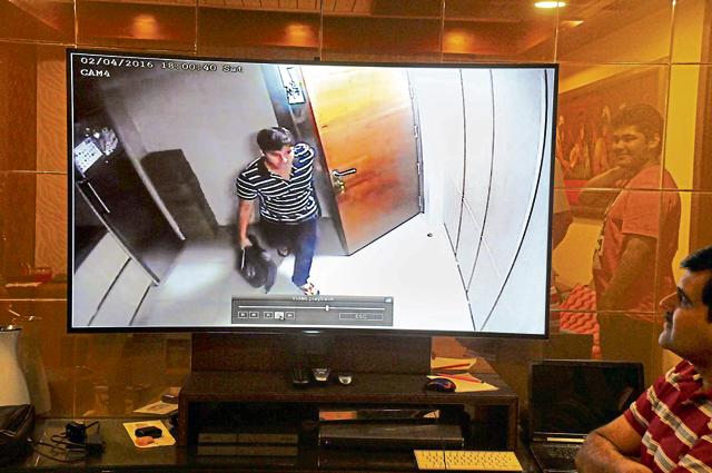 Shanker, who was employed as a cook with the family, allegedly carried out the theft. (Parveen Kumar/Hindustan Times) Shanker, who was employed as a cook with the family, allegedly carried out the theft. (Parveen Kumar/Hindustan Times)