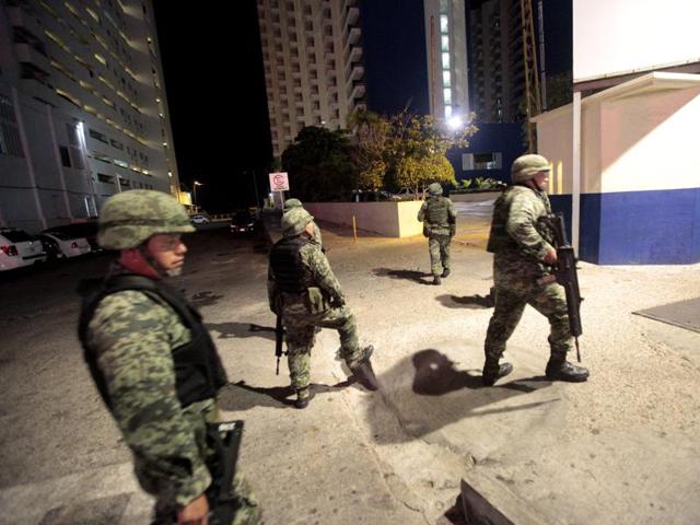 Mexican soldiers secure a tourist area after gunmen attacked a hotel where federal police stay in Acapulco. (AFP Photo) Mexican soldiers secure a tourist area after gunmen attacked a hotel where federal police stay in Acapulco. (AFP Photo)