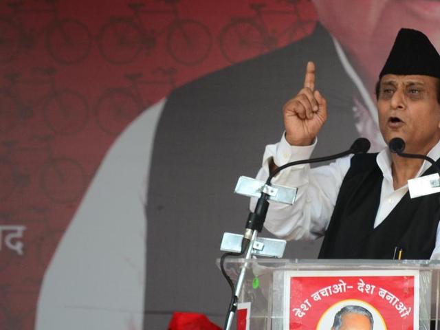 Referring to rape, Mulayam Singh Yadav (right) had said: ‘Boys make mistakes, but that should not mean you hang them’(PTI)