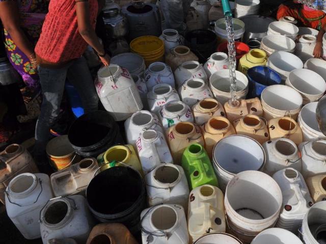 People wait for their turn to get water from a tanker in Khajrana area in Indore on Monday. (Shankar Mourya/ HT photo) People wait for their turn to get water from a tanker in Khajrana area in Indore on Monday. (Shankar Mourya/ HT photo)