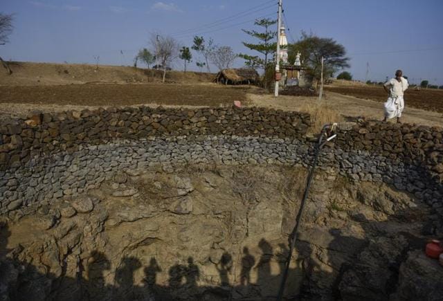 Marathwada is one of the worst-hit regions in Maharashtra. A monsoon deficit of 40% has left people high and dry, battling a scarcity of water. (Satish Bate/Hindustan Times)