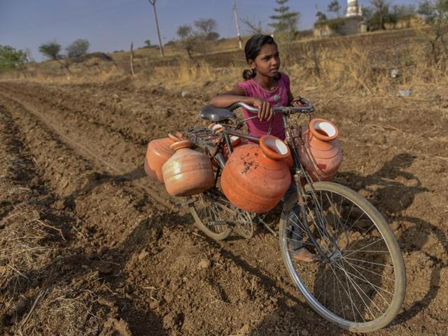A girl carries water to her village at Tanda in Latur, Marathwada. (Satish bate/HT Photo) A girl carries water to her village at Tanda in Latur, Marathwada. (Satish bate/HT Photo)