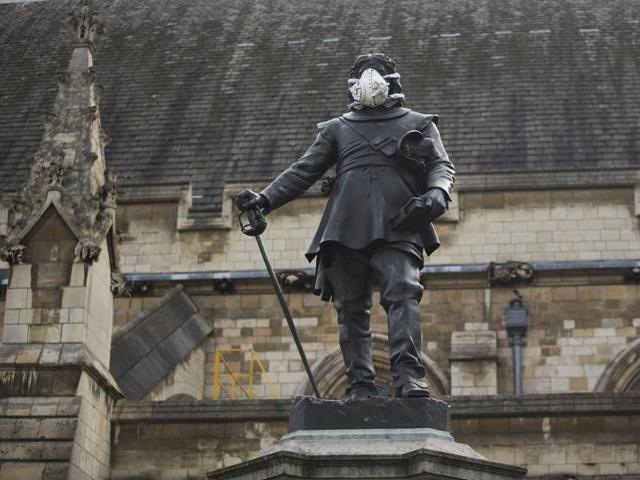 A clean air mask is seen placed on the face of the Oliver Cromwell statue outside the Houses of Parliament by Greenpeace activists to protest against air pollution quality in London and cities across the UK on April 18. (AP) A clean air mask is seen placed on the face of the Oliver Cromwell statue outside the Houses of Parliament by Greenpeace activists to protest against air pollution quality in London and cities across the UK on April 18. (AP)