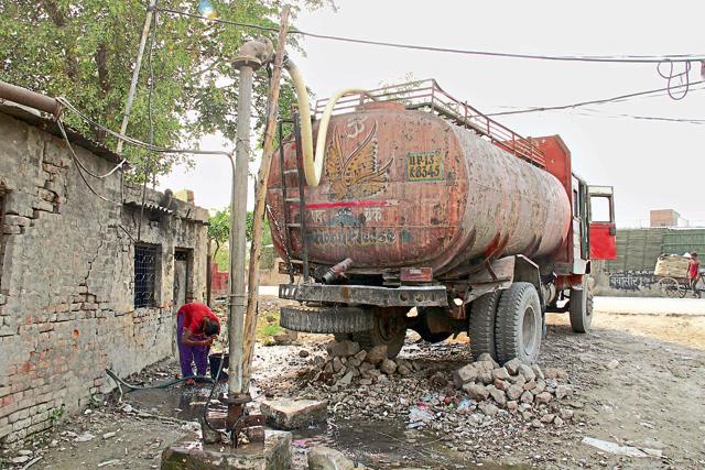 An illegal water extraction unit in the city. Such units make huge profits by selling water for commercial purposes. (Sakib Ali/Hindustan Times) An illegal water extraction unit in the city. Such units make huge profits by selling water for commercial purposes. (Sakib Ali/Hindustan Times)