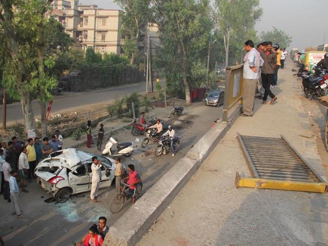 Two persons died in an accident on Wednesday early morning in Kavi Nagar, Ghaziabad. (Sakib Ali /HT Photo) Two persons died in an accident on Wednesday early morning in Kavi Nagar, Ghaziabad. (Sakib Ali /HT Photo)