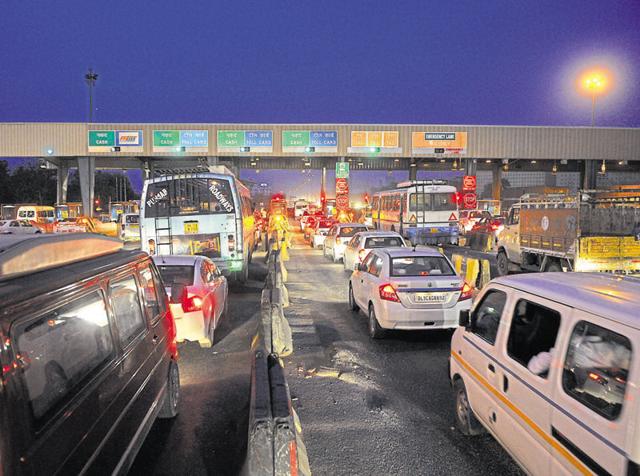 Villagers are planning to start an agitation to force the issue of free passage through toll plaza.(Abhinav Saha/HT Photo) Villagers are planning to start an agitation to force the issue of free passage through toll plaza.(Abhinav Saha/HT Photo)