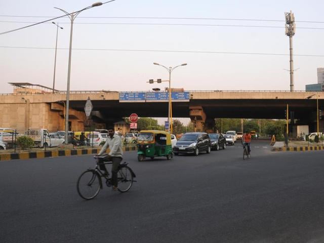 At Rajiv Chowk, the vehicle owners are permanently caught in a bind as traffic moves left, right and straight at the intersection. (Parveen Kumar/HT Photo) At Rajiv Chowk, the vehicle owners are permanently caught in a bind as traffic moves left, right and straight at the intersection. (Parveen Kumar/HT Photo)