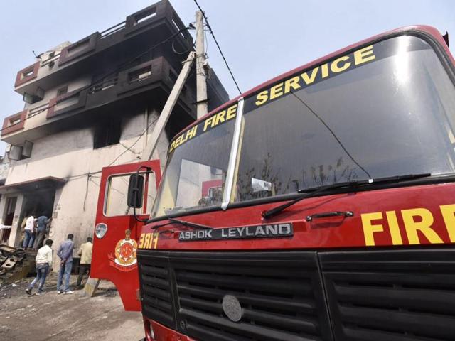 The fire which had engulfed a building in Delhi’s Sanjay Gandhi Transport Nagar on Wednesday morning has now been brought under control.(Arun Sharma/HT Photo)