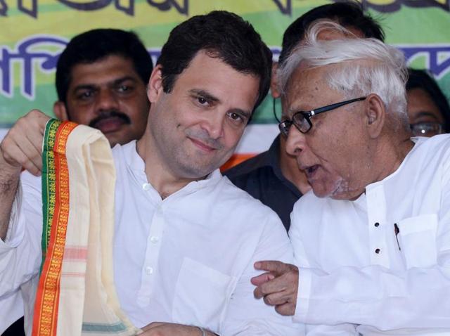 Congress vice-president Rahul Gandhi (L) and communist leader and former West Bengal chief minister Buddhadeb Bhattacharjee share dais at a rally.(AFP) Congress vice-president Rahul Gandhi (L) and communist leader and former West Bengal chief minister Buddhadeb Bhattacharjee share dais at a rally.(AFP)