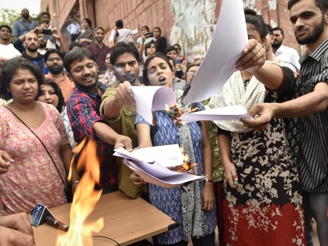 Student leaders Kanhaiya Kumar, Umar Khalid, Anirban Bhattacharya and Shehla Rashid Shora, among others, burn copies of a report of the panel that looked into the February 9 gathering at JNU where ‘anti-India’ slogans were allegedly shouted. (Vipin Kumar /HT Photo) Student leaders Kanhaiya Kumar, Umar Khalid, Anirban Bhattacharya and Shehla Rashid Shora, among others, burn copies of a report of the panel that looked into the February 9 gathering at JNU where ‘anti-India’ slogans were allegedly shouted. (Vipin Kumar /HT Photo)