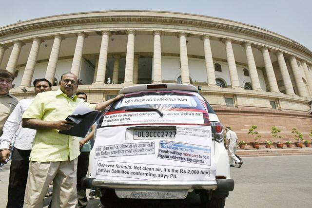 BJP MP Vijay Goel protest against odd even rule at parliament house in New Delhi, India on April 27, 2016. (Sonu Metha/ HT Photo) BJP MP Vijay Goel protest against odd even rule at parliament house in New Delhi, India on April 27, 2016. (Sonu Metha/ HT Photo)