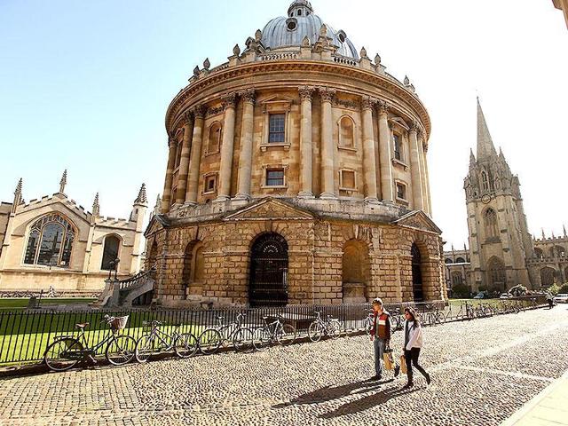 Students walk past the Radcliffe Camera building in Oxford city centre at Oxford University, in Oxford, England. (File photo by Oli Scarff/Getty Images) Students walk past the Radcliffe Camera building in Oxford city centre at Oxford University, in Oxford, England. (File photo by Oli Scarff/Getty Images)