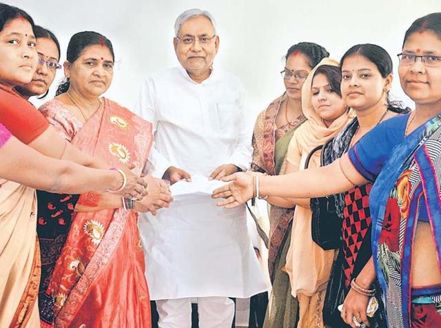 Bihar chief minister Nitish Kumar with members of a women’s group from Jharkhand, in Patna on Wednesday. (HT Photo) Bihar chief minister Nitish Kumar with members of a women’s group from Jharkhand, in Patna on Wednesday. (HT Photo)