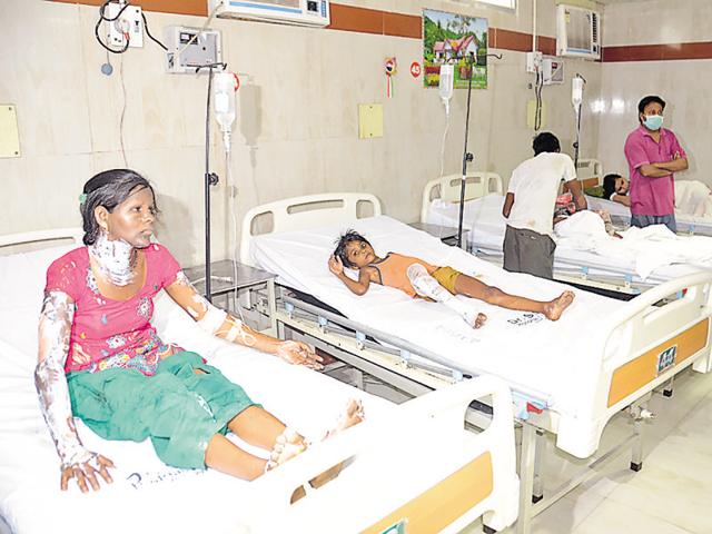 Doctors were alerted while those injured were rushed to Shyama Prasad Mukherjee (Civil) hospital in Hazratganj where the condition of nine were said to be critical.(HT Photo)