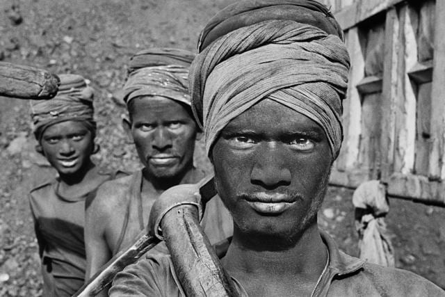 Coal Workers, Dhanbad, Bihar, India, 1989 © Sebastião Salgado (Photo courtesy: The Deepak Puri Collection/MAP) Coal Workers, Dhanbad, Bihar, India, 1989 © Sebastião Salgado (Photo courtesy: The Deepak Puri Collection/MAP)