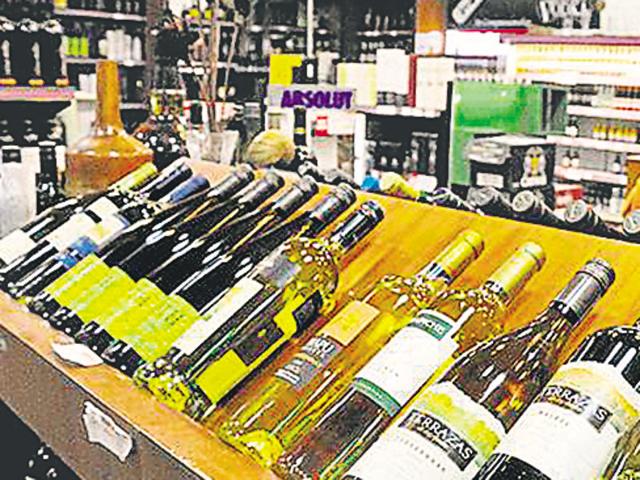 Every year manufacturers seek permission from the UT excise department to increase their ex-distillery price (EDP). Once approved, the liquor can be sold at the new price. The usual increase is between 15-20%. But this year, the DC had rejected their demand.(HT File Photo)