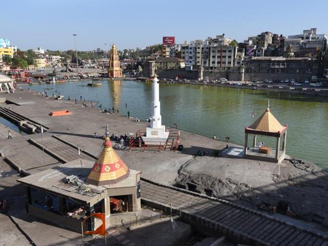 The sacred Ram Kund at Panchvati in Nashik is now filled with water brought in tankers and pipes from a tank in the vicinity. The stagnant water poses can be a health hazard in the pilgrim town. (Vijayanand Gupta/HT Photo)