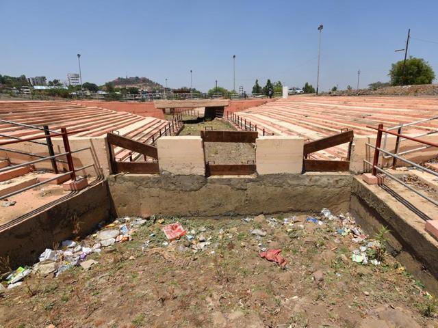 The Ahalya river, where pilgrims throng for a holy dip during the Kumbh, is also running dry. (Vijayanand Gupta/HT Photo)