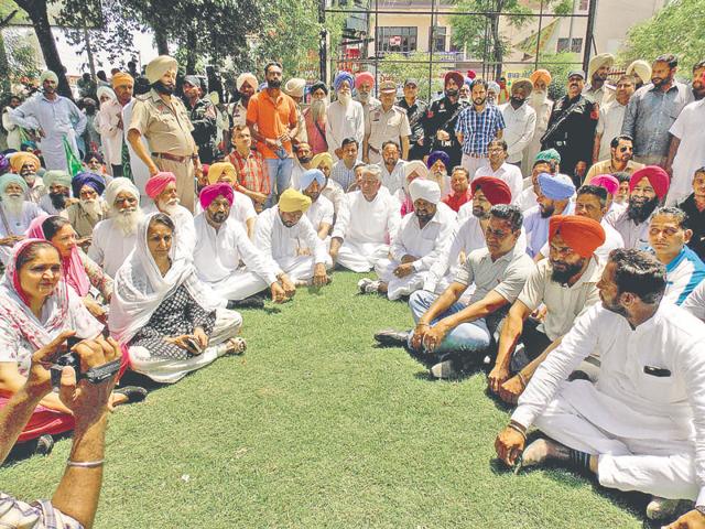 Congress and farmer union leaders sitting on a dharna outside the civil hospital in Barnala on Wednesday, demanding the arrest of those responsible for the double suicide.(HT Photo)