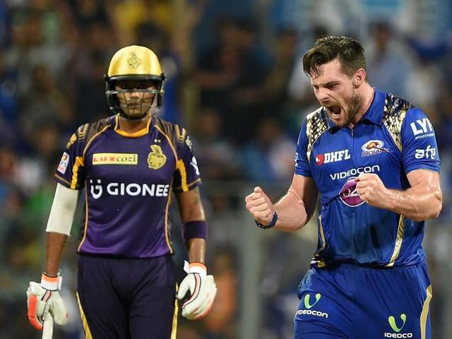 Mitchell McClenaghan (R) celebrates taking the wicket of Gautam Gambhir. (AFP) 