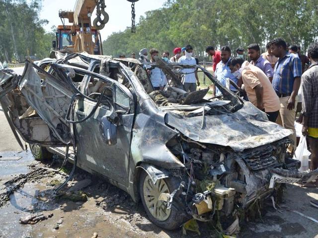 The highly-decomposed bodies were stuck in a car that was taken out with the help of cranes. (Sikander Singh Chopra/HT Photo) The highly-decomposed bodies were stuck in a car that was taken out with the help of cranes. (Sikander Singh Chopra/HT Photo)