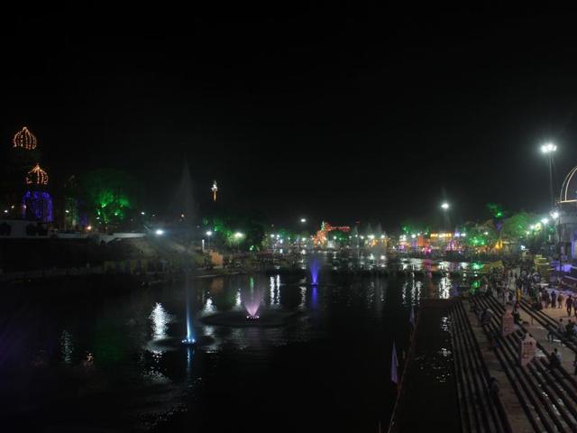 Ram ghat was overcrowded but a ghat adjoining it is half-empty.(Shankar Mourya/HT File Photo) Ram ghat was overcrowded but a ghat adjoining it is half-empty.(Shankar Mourya/HT File Photo)