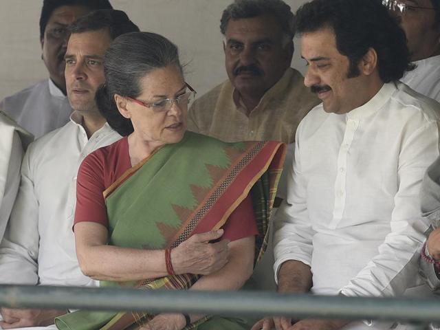 Congress president Sonia Gandhi and vice-president Rahul Gandhi with Kuldeep Bishnoi in New Delhi on Thursday. (Hindustan Times) Congress president Sonia Gandhi and vice-president Rahul Gandhi with Kuldeep Bishnoi in New Delhi on Thursday. (Hindustan Times)