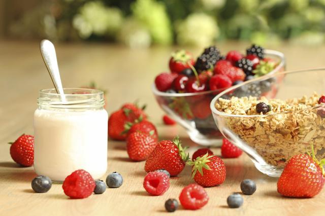 Always carry your own small meals such as a light cucumber sandwich or fruits such as bananas and berries, which are high in fibre content. Yoghurt is a must during flights as it’s a natural probiotic that boosts stomach immunity and prevents stomach infections. (Photo: Istock) Always carry your own small meals such as a light cucumber sandwich or fruits such as bananas and berries, which are high in fibre content. Yoghurt is a must during flights as it’s a natural probiotic that boosts stomach immunity and prevents stomach infections. (Photo: Istock)