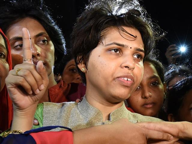 Desai and her supporters were stopped by the police. (Vijayanand Gupta/HT) Desai and her supporters were stopped by the police. (Vijayanand Gupta/HT)