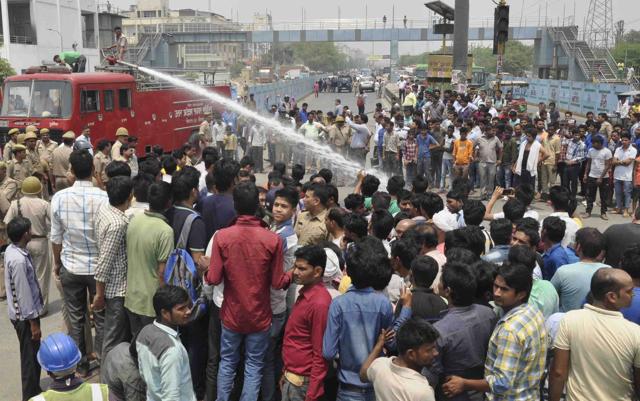 Police use water cannons to disperse the protesters who gathered at Sector 60 intersection on Friday. (Ishwar Chand/HT) Police use water cannons to disperse the protesters who gathered at Sector 60 intersection on Friday. (Ishwar Chand/HT)