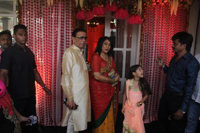 Bipasha Basu’s parents reach for her mehendi ceremony in Mumbai. (Pramod Thakur/HT photo) Bipasha Basu’s parents reach for her mehendi ceremony in Mumbai. (Pramod Thakur/HT photo)