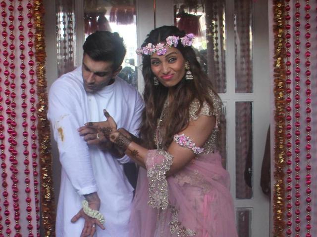 A little mess is to be expected when you are having a good time. Bipasha points out a mehendi stain on groom Karan’s kurta. (Pramod Thakur/HT Photo)