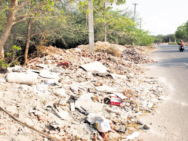 Construction debris is dumped along the Pahariwala road opposite Le Meridien Hotel. (Abhinav Saha/HT Photo) Construction debris is dumped along the Pahariwala road opposite Le Meridien Hotel. (Abhinav Saha/HT Photo)