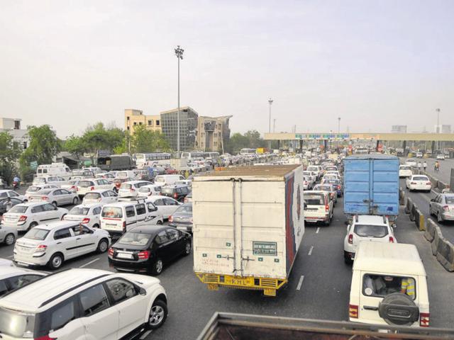 Until now, tag users and cash payers ended up in the same lane, defeating the purpose of having tags.(HT File Photo) Until now, tag users and cash payers ended up in the same lane, defeating the purpose of having tags.(HT File Photo)