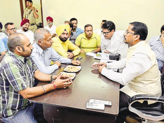 Representatives of the parents’ association sharing their grievances with Punjab local bodies minister Anil Joshi (extreme right) at his office in Amritsar on Thursday.(Gurpreet Singh/HT)