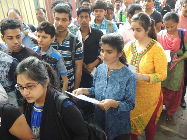 Experts say the Ghaziabad girl is not alone to be under tremendous peer and social pressure to crack JEE and other such competitive exams.(Deepak Gupta/ HT Photo)